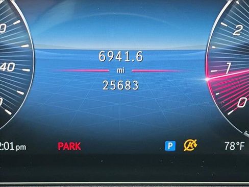 Used 2025 Mercedes-Benz GLB 250 4MATIC image 11