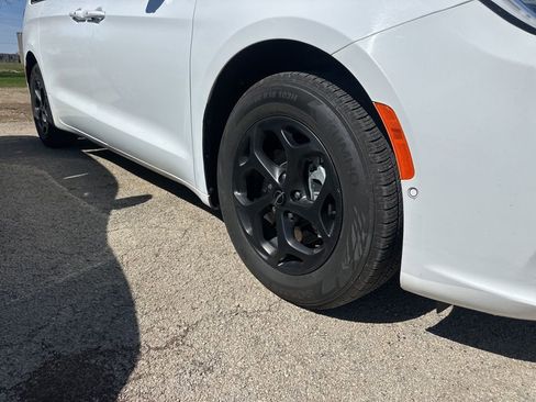 Used 2024 Chrysler Pacifica Select image 4