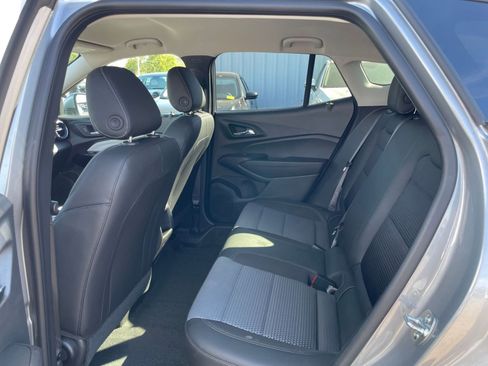 Used 2025 Chevrolet Trax LT w/ LT Convenience Package image 25