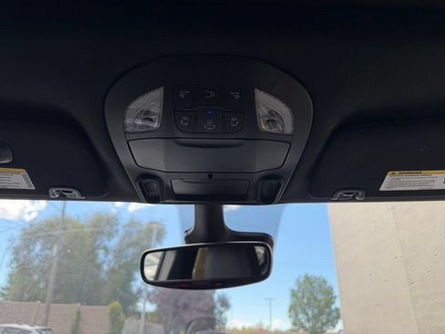 Used 2026 Chrysler Pacifica Limited FWD image 18