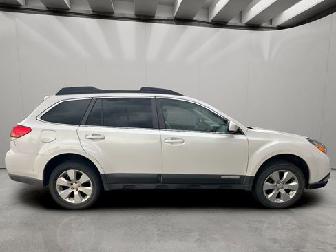 Used 2010 Subaru Outback 2.5i Premium AWD/4WD image 5