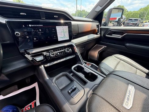 Used 2024 GMC Sierra 2500 Denali w/ Denali Reserve Package AWD/4WD image 36