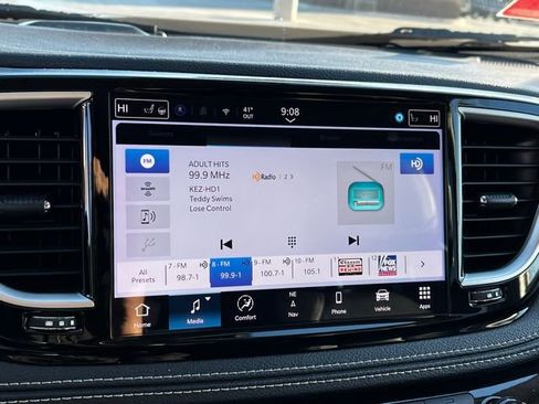 Used 2024 Chrysler Pacifica Select image 19