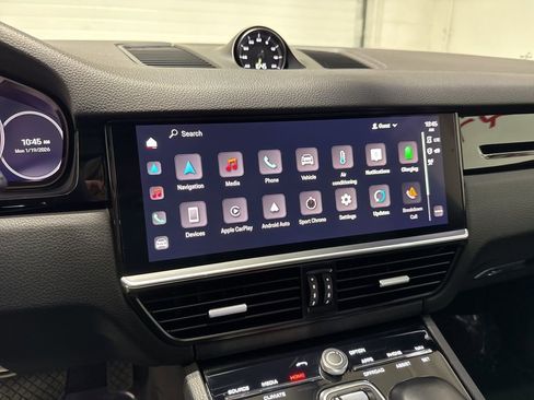 Used 2023 Porsche Cayenne w/ Premium Package image 16