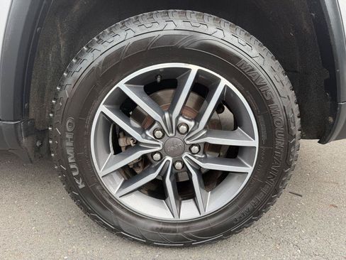 Used 2019 Jeep Grand Cherokee Laredo w/ 18" Wheel & 8.4" Radio Group AWD/4WD image 10