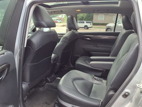 Used 2021 Toyota Highlander Platinum AWD/4WD image 23