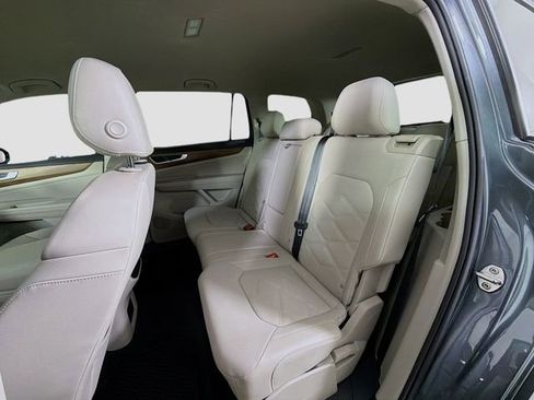 Used 2024 Volkswagen Atlas SE image 21