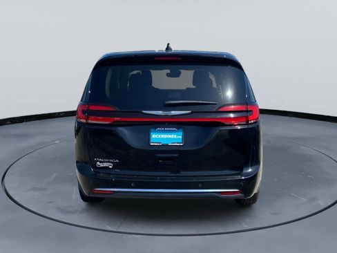 Used 2024 Chrysler Pacifica Touring-L FWD image 4