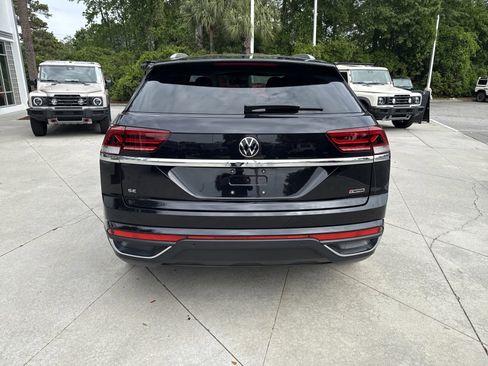 Used 2021 Volkswagen Atlas Cross Sport SE w/ 20" Black Wheels Package image 12