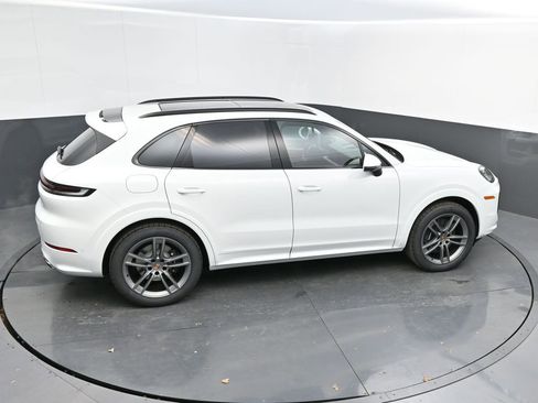 Certified 2025 Porsche Cayenne AWD/4WD image 34