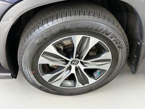 Used 2022 Toyota Highlander XLE image 11