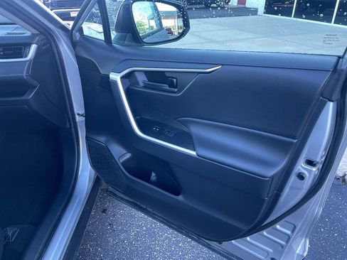 Used 2021 Toyota RAV4 LE FWD image 7