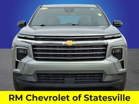 Used 2025 Chevrolet Traverse LT image 2