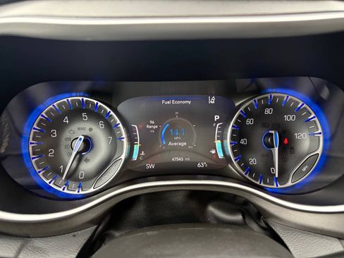 Used 2024 Chrysler Pacifica Touring-L FWD image 18