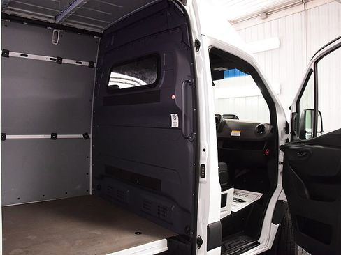 Used 2025 Mercedes-Benz Sprinter 2500 image 26