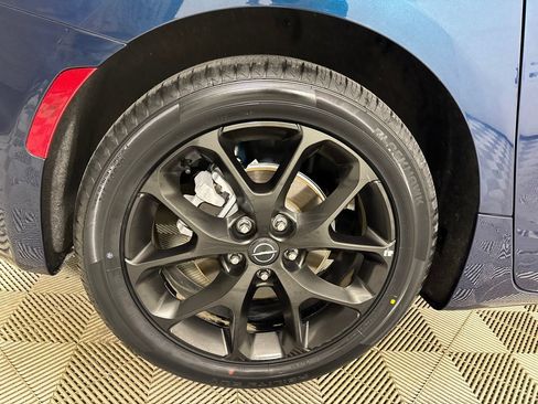 Used 2025 Chrysler Pacifica Limited FWD image 35