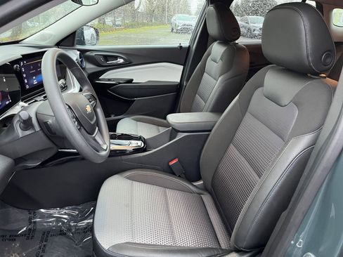 Used 2025 Chevrolet Trax LT image 34