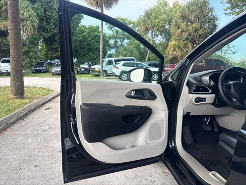Used 2023 Chrysler Pacifica Touring-L FWD image 12