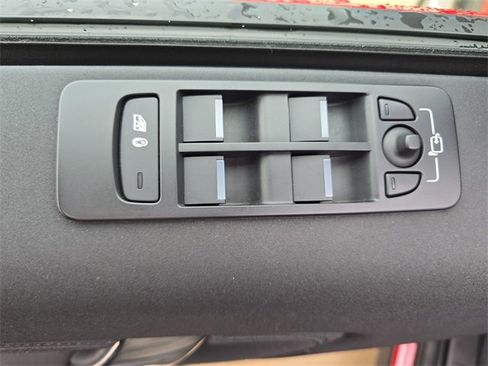 Used 2023 Land Rover Discovery Sport S image 31