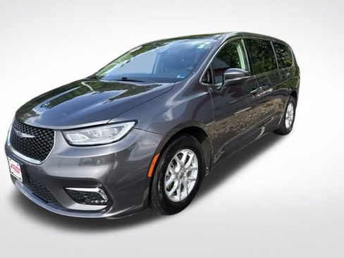 Used 2023 Chrysler Pacifica Touring-L FWD image 4