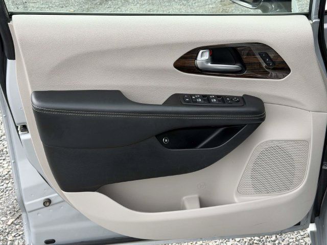 Used 2023 Chrysler Pacifica Limited FWD image 17