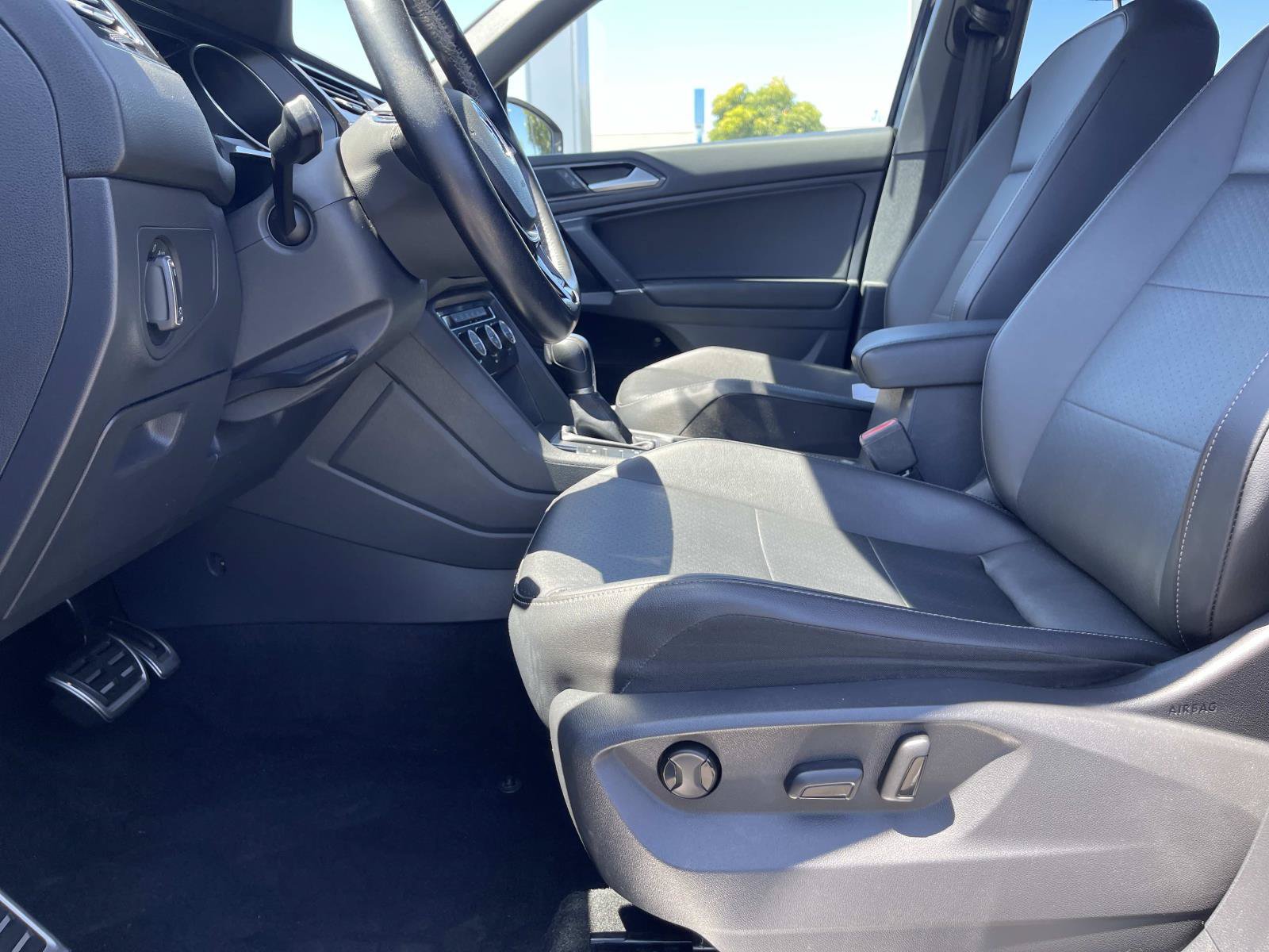 Used 2018 Volkswagen Tiguan SEL w/ R-Line Package FWD image 19