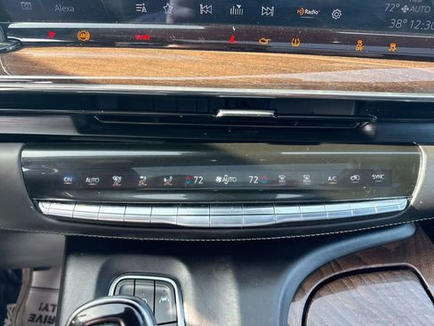 Used 2022 Cadillac Escalade ESV Premium Luxury Platinum AWD/4WD image 25