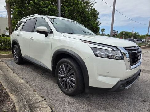 Used 2023 Nissan Pathfinder SL w/ SL Premium Package image 3