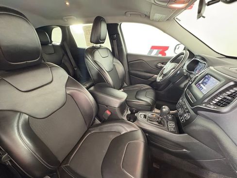 Used 2019 Jeep Cherokee Latitude Plus w/ Cold Weather Group AWD/4WD image 34