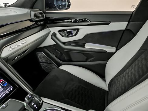 Used 2022 Lamborghini Urus AWD/4WD image 37