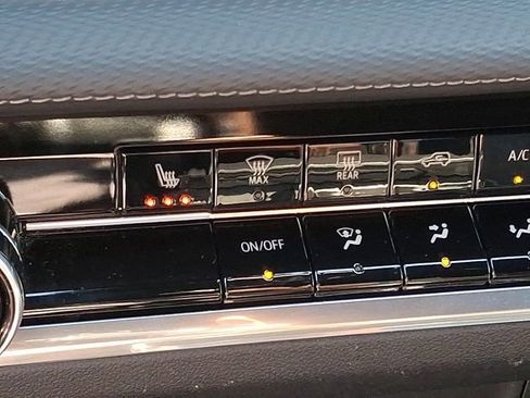 Used 2025 Chevrolet Equinox LT FWD image 18