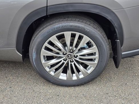 New 2026 Toyota Highlander Platinum AWD/4WD image 6