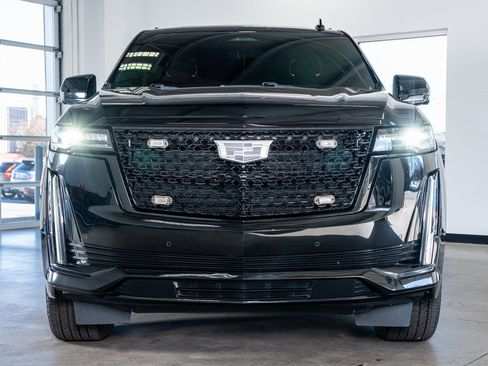 Used 2022 Cadillac Escalade Premium Luxury image 3