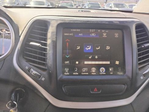 Used 2016 Jeep Cherokee Trailhawk w/ Cold Weather Group image 18