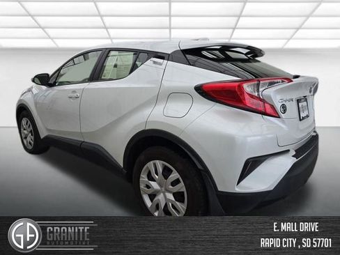 Used 2022 Toyota C-HR XLE image 3