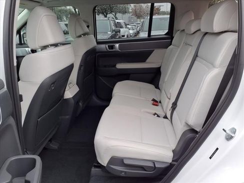 Used 2025 Hyundai Santa Fe SE image 6