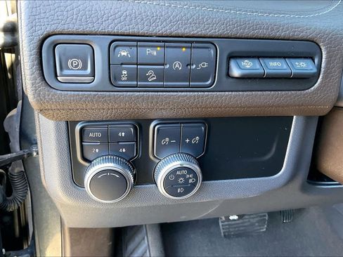 Used 2021 GMC Yukon Denali w/ Denali Premium Package AWD/4WD image 29