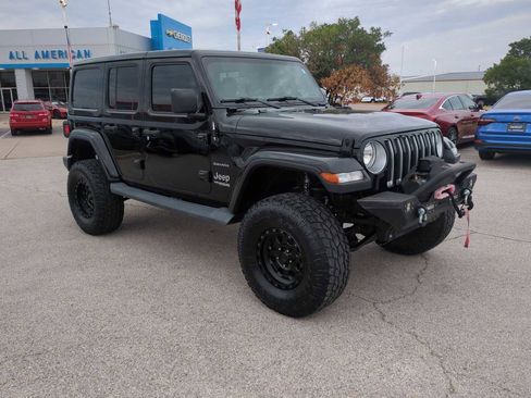 Used 2018 Jeep Wrangler Unlimited Sahara image 2