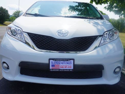 Used 2012 Toyota Sienna SE FWD image 2