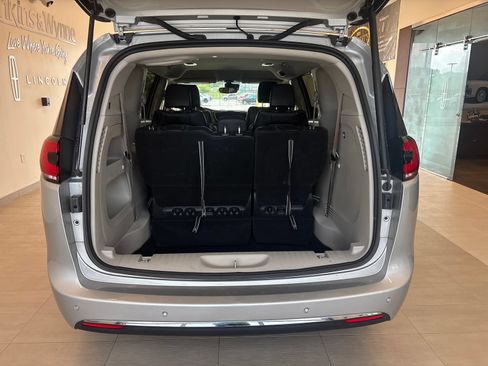 Used 2024 Chrysler Pacifica Touring-L FWD image 10