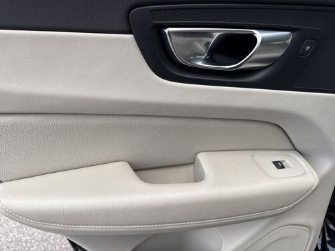 Used 2021 Volvo XC60 T6 Momentum image 13