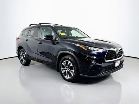 Used 2023 Toyota Highlander XLE AWD/4WD image 10