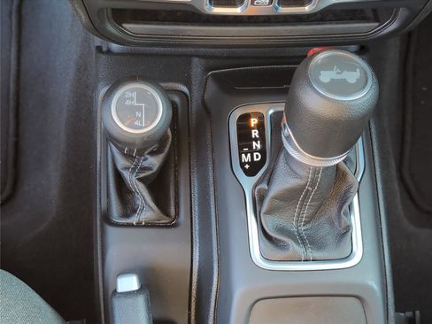 Used 2025 Jeep Wrangler Unlimited Sahara AWD/4WD image 22