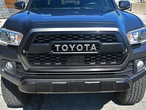Used 2017 Toyota Tacoma TRD Off-Road AWD/4WD image 14