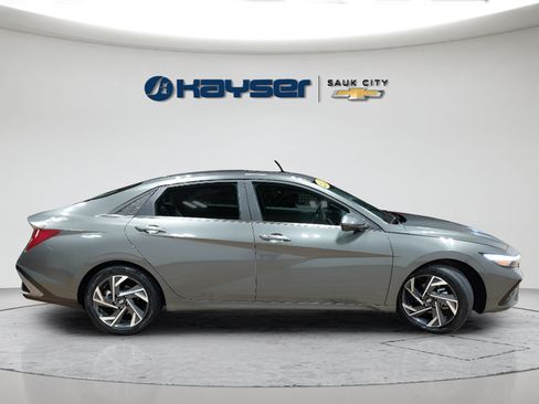 Used 2025 Hyundai Elantra SEL FWD image 8