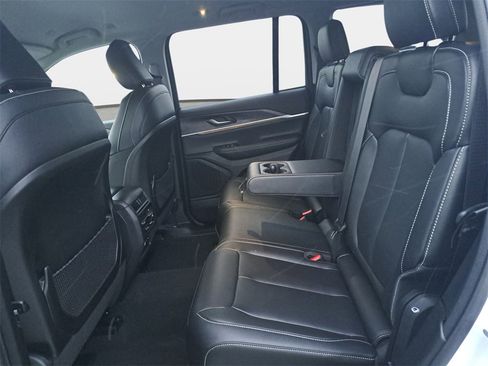 Certified 2024 Jeep Grand Cherokee Limited w/ Black Appearance Package image 14