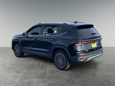 Used 2025 Volkswagen Taos SE image 3