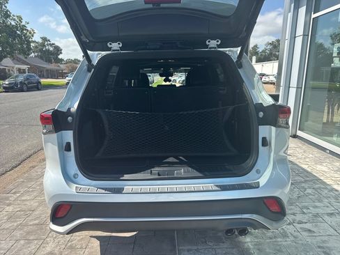 Used 2022 Toyota Highlander XSE FWD image 6