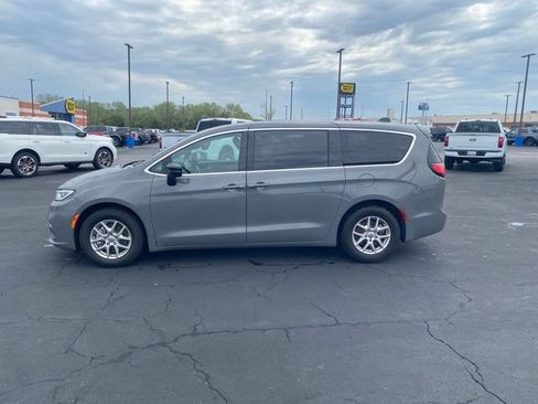 Used 2025 Chrysler Pacifica Select FWD image 2