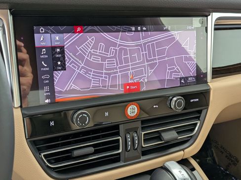 Certified 2023 Porsche Macan AWD/4WD image 16